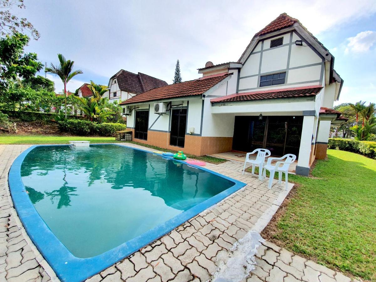 Melaka Afamosa Villa With Private Pool For 10 Pax อะลอร์กาจะห์ ภายนอก รูปภาพ