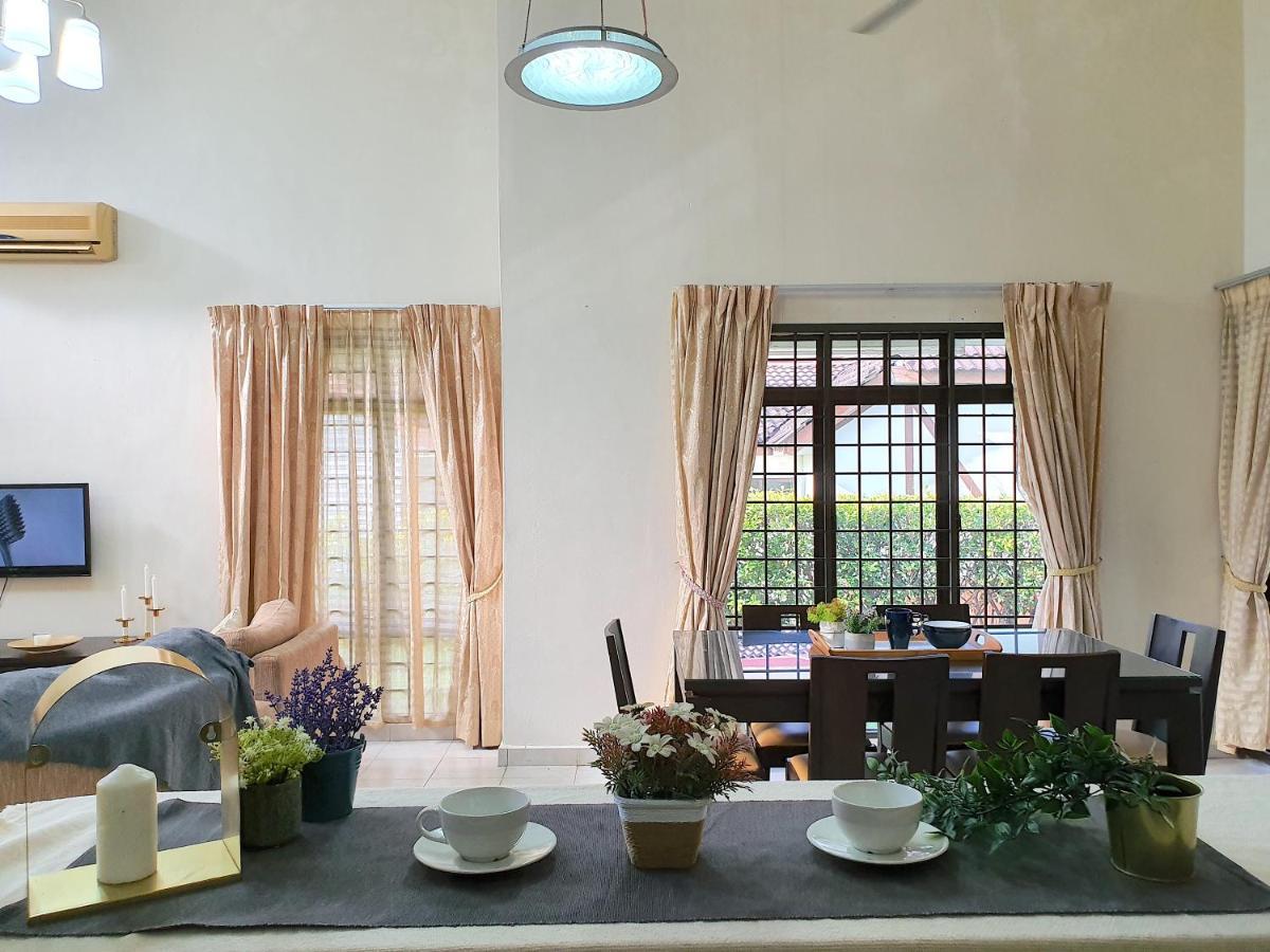 Melaka Afamosa Villa With Private Pool For 10 Pax อะลอร์กาจะห์ ภายนอก รูปภาพ
