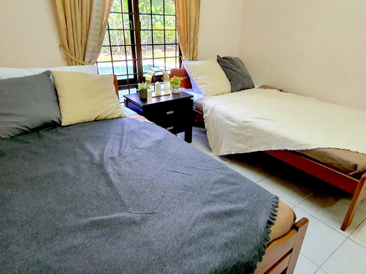 Melaka Afamosa Villa With Private Pool For 10 Pax อะลอร์กาจะห์ ภายนอก รูปภาพ
